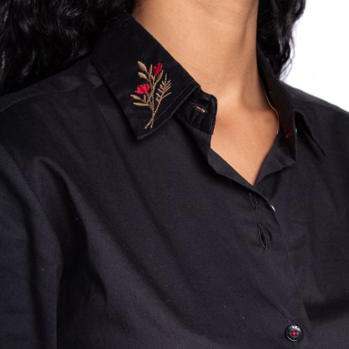 Camisa Feminina Pitt com Bordado na Gola Preto