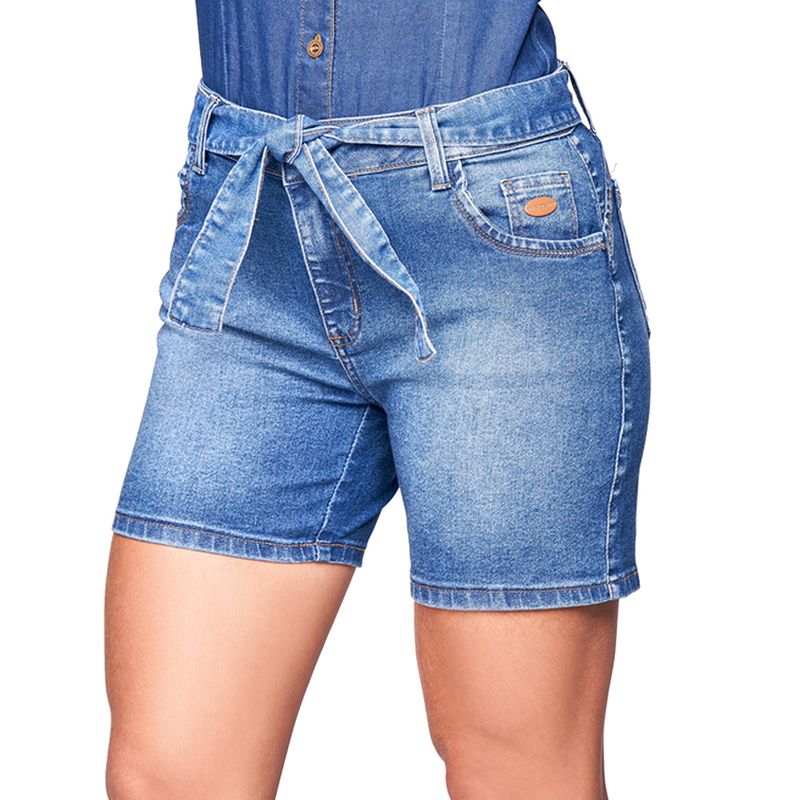 Shorts confeccionado em jeans. Possui bolsos funcionais frontais e  posteriores. Cós com passante…