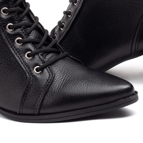 Bota Feminina Pegada em Couro com Cadarço Preto