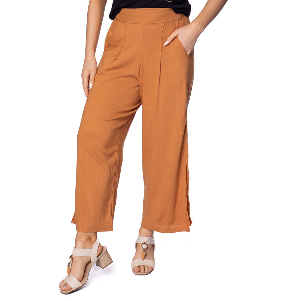 Calça fashion pantacourt com fenda lateral