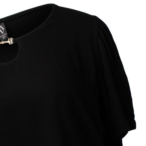 Blusa Feminina Averzzy Plus Size com Detalhe no Decote Preta