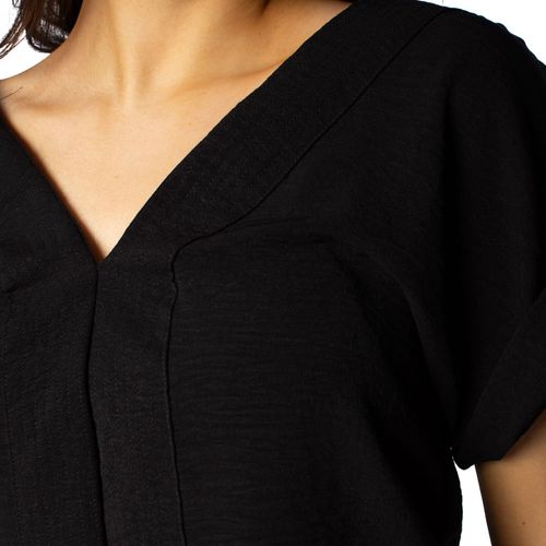 Blusa Feminina Giraffe Com Decote V e Recorte Central Preto