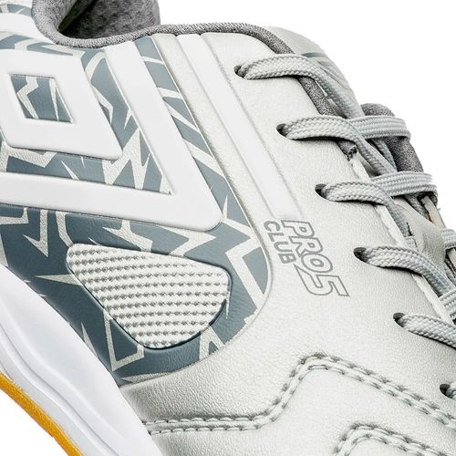 Chuteira Umbro de Futsal Pro 5 Bump Club Cinza/Branco