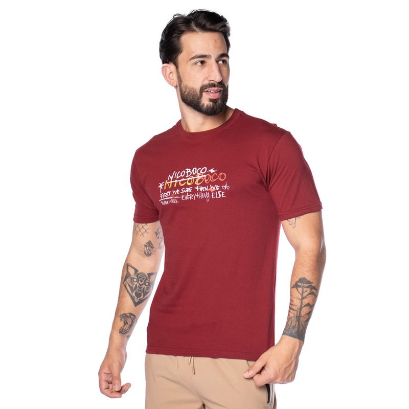 camiseta-masculina-nicoboco-10354-estampa-street-surf-BORDO-10.49532-a