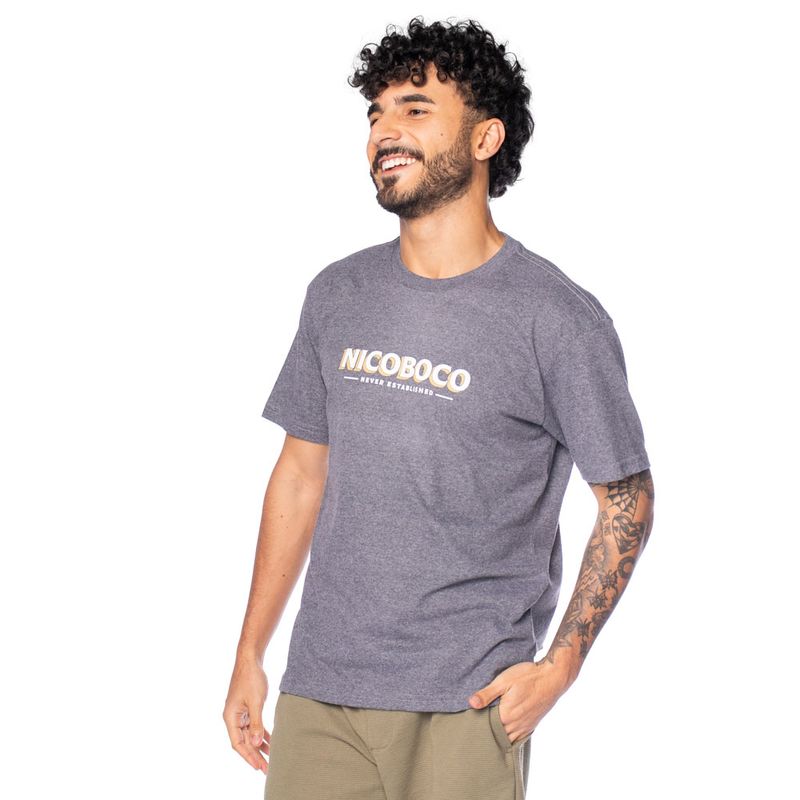 camiseta-masculina-nicoboco-10321-logo-emborrachado-cinza-escuro-10.49743-a