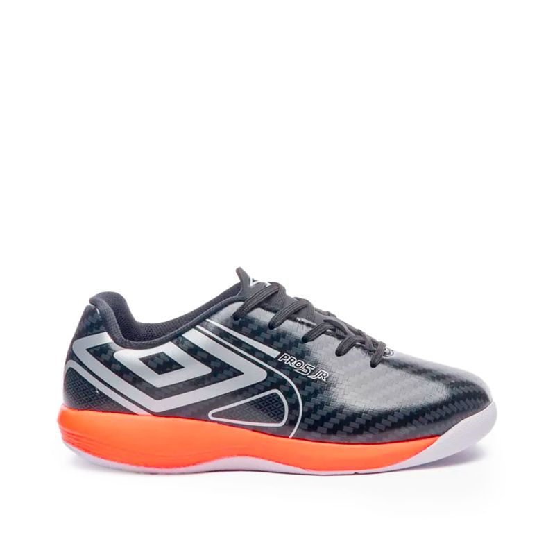 chuteira-infantil-umbro-u07fb00092-186-futsal-pro-5-jr-grafismos-preto-cinza-10.47095-a