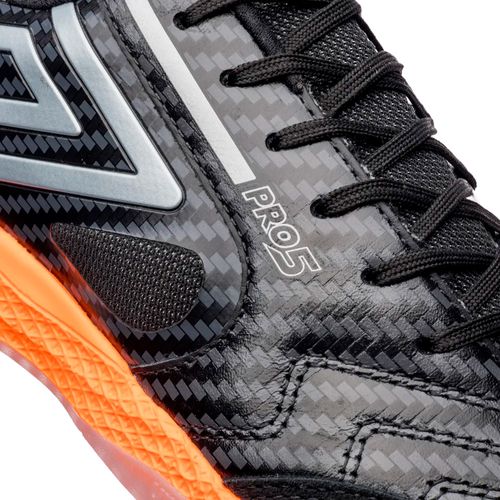 Chuteira Masculina Umbro Futsal Pro 5 Bump Preto/Laranja