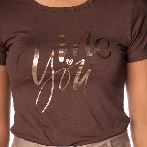 Camiseta Feminina Vitória Lettering Envernizado Marrom